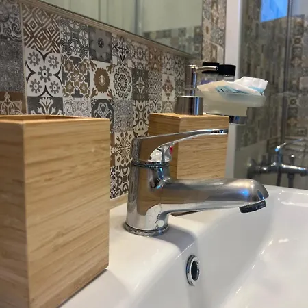 מלון דירות Iris Garden 4*